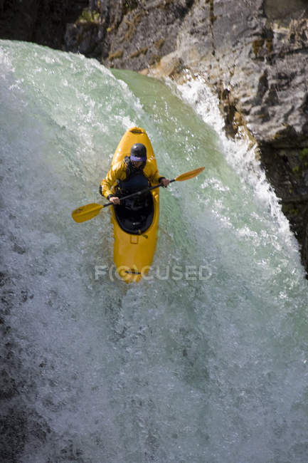 Чоловічий kayaker працює Сазерленд падає на Revelstoke, Британська Колумбія, Канада. — стокове фото