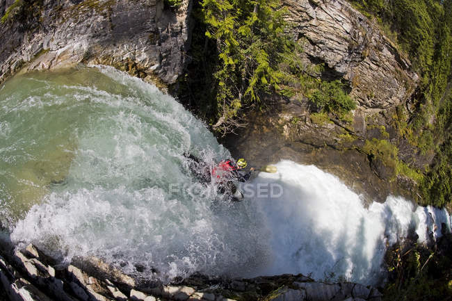 Kayak masculino corriendo Sutherland Falls en Revelstoke, Columbia Británica, Canadá
. - foto de stock