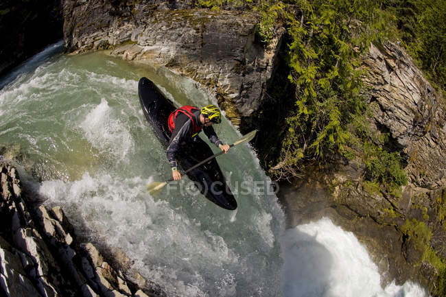 Masculino kayaker executando Sutherland Falls em Revelstoke, Colúmbia Britânica, Canadá . — Fotografia de Stock