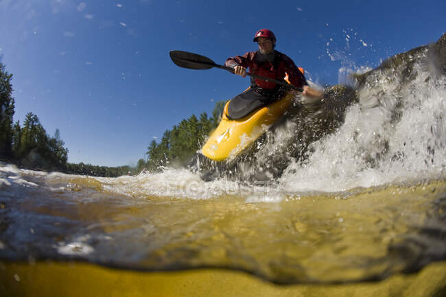 Un kayaker playboating nel fiume Ottawa, Ontario, Canada — Foto stock