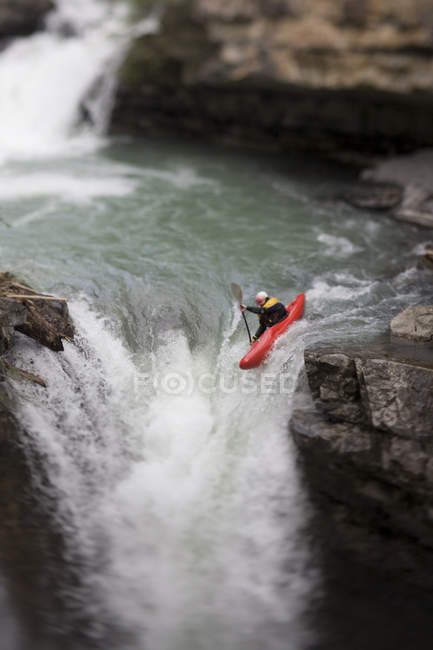 Kayaker descend des chutes au canyon Johnston, parc national Banff, Alberta, Canada . — Photo de stock