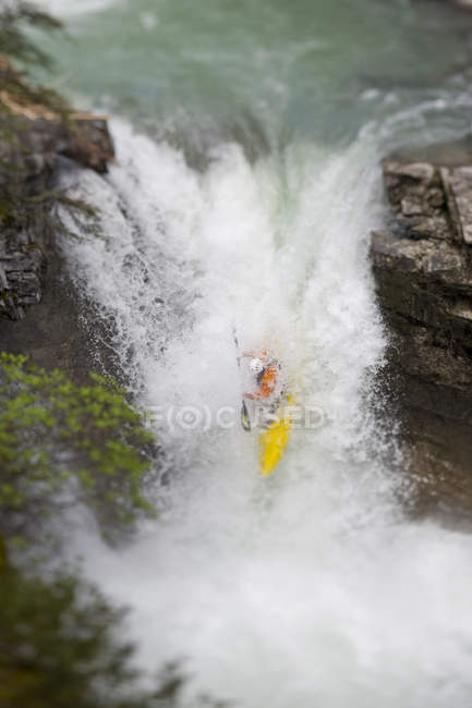 Kayaker cade a Johnston Canyon, Banff National Park, Alberta, Canada
. — Foto stock