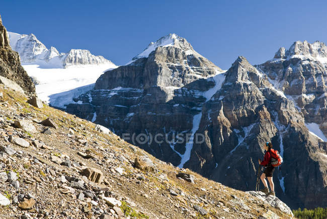 Caminhante do sexo feminino acima do Lago Moraine e Vale dos Dez Peaks em trilha para Sentinel Pass, Alberta, Canadá . — Fotografia de Stock