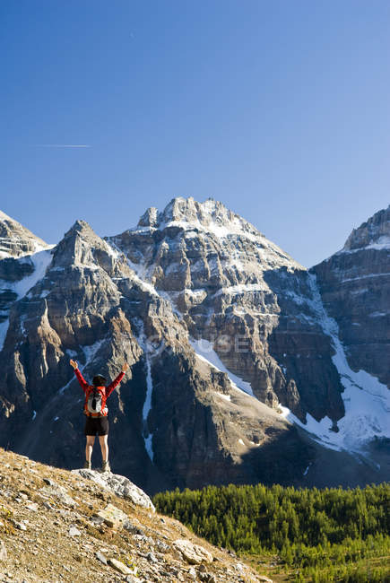 Жіночий мандрівного, дивлячись на вигляд у модрини долині на стежці дозорного перевал біля озера морени, Banff Національний парк, Альберта, Канада. — стокове фото
