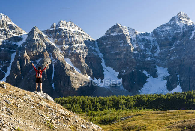 Wanderin mit Blick auf den Blick im Lärchental auf dem Weg zum Sentinelpass in der Nähe von Moränensee, Banff Nationalpark, Alberta, Kanada. — Stockfoto