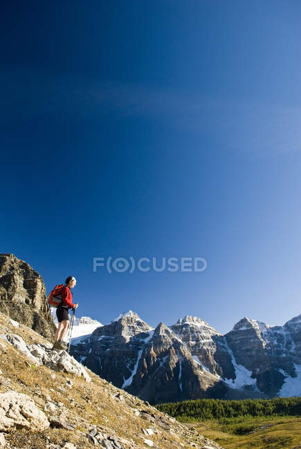 Escursionista femminile guardando la vista nella Larch Valley sul sentiero per Sentinel Pass vicino al lago Moraine, Banff National Park, Alberta, Canada . — Foto stock