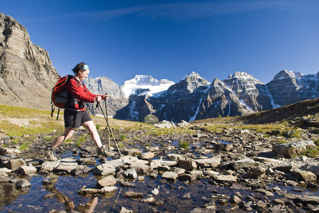 Caminhante adulta média caminhando em Larch Valley perto do Lago Moraine no Parque Nacional Banff, Alberta, Canadá . — Fotografia de Stock