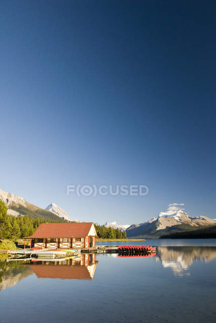 Boathouse com barcos no Lago Maligne no Parque Nacional Jasper, Alberta, Canadá . — Fotografia de Stock