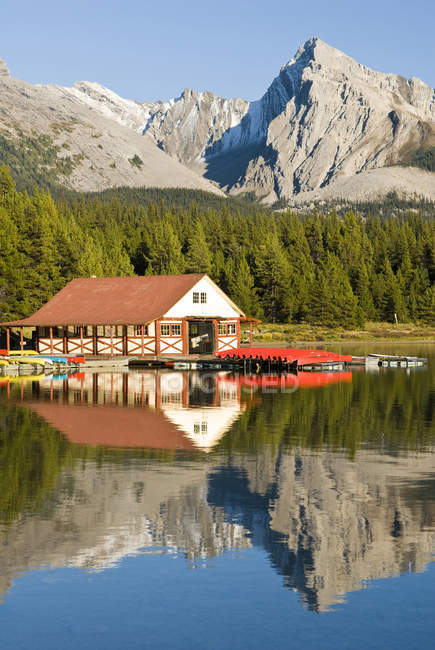 Casa de botes con barcos en el lago Maligne en el Parque Nacional Jasper, Alberta, Canadá . - foto de stock