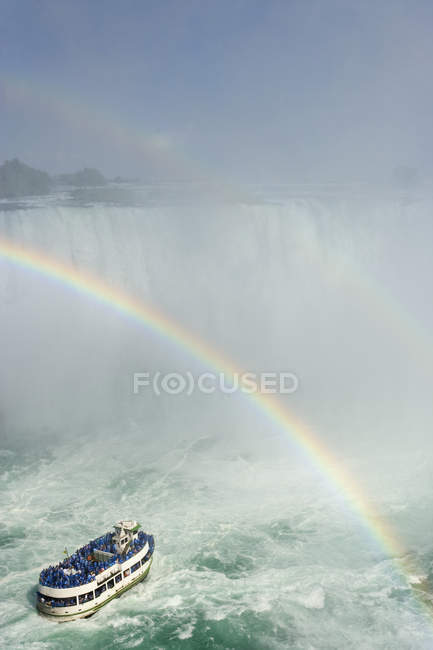 Ausflugsboot unter Regenbogen durch Hufeisenfälle, Niagarafälle, Ontario, Kanada. — Stockfoto