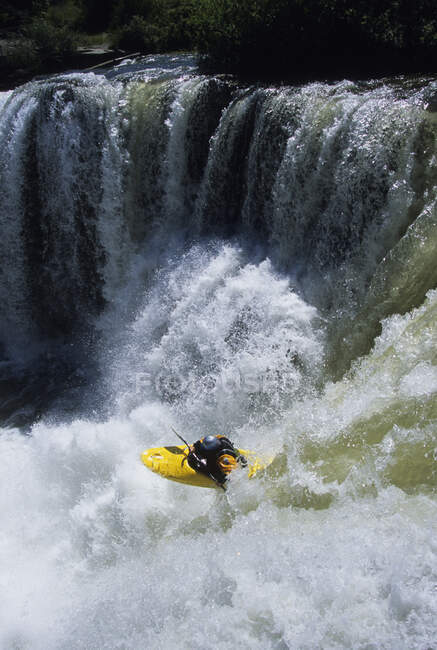 Um kayaker deixando cair Lundbreck Falls, Kananaskis Country, Rocky Mountains, Alberta, Canadá — Fotografia de Stock