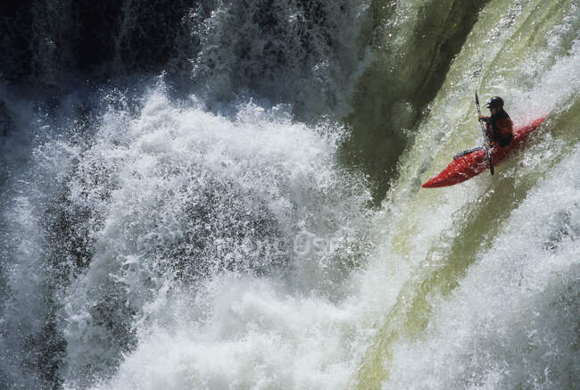 Un kayak dejando caer Lundbreck Falls, Kananaskis Country, Montañas Rocosas, Alberta, Canadá - foto de stock