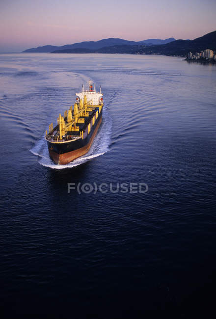 Vista de alto ángulo del buque de carga en el agua de entrada de Burrard en Vancouver, Columbia Británica, Canadá - foto de stock