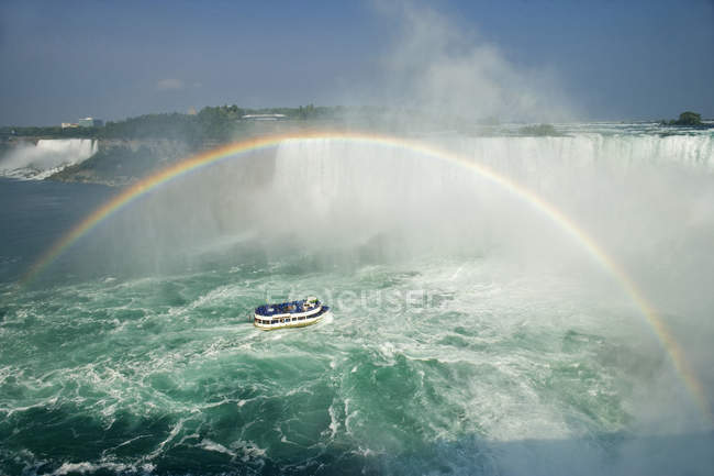 Подковы и американские водопады и радуга над туристической лодкой у Ниагарского водопада, Онтарио, Канада — стоковое фото