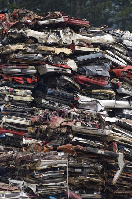Impilabili di auto obsolete in cantiere di riciclaggio, Vancouver Island, British Columbia, Canada — Foto stock