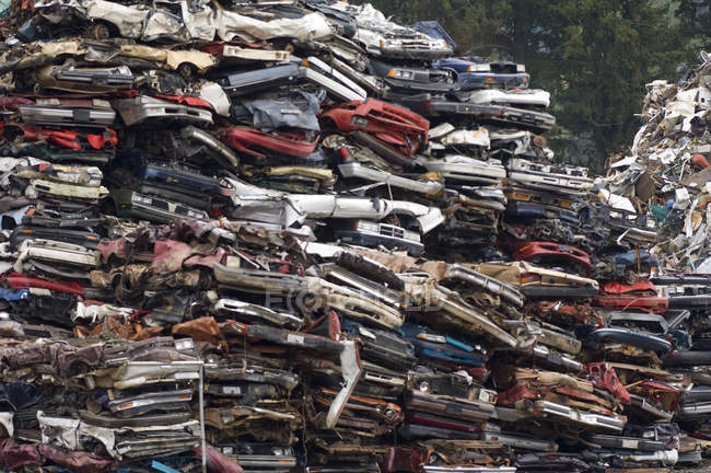 Pilas de coches obsoletos en el patio de reciclaje, Isla Vancouver, Columbia Británica, Canadá - foto de stock