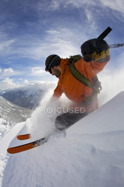 Un skieur fait un virage en poudreuse dans l'arrière-pays de Kicking Horse Resort, Golden, Colombie-Britannique, Canada — Photo de stock