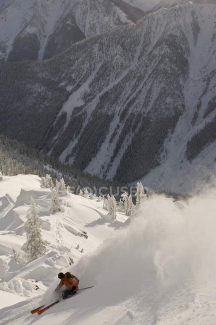 Esquiador haciendo un giro en polvo en el backcountry de Kicking Horse Resort, Golden, Columbia Británica, Canadá - foto de stock