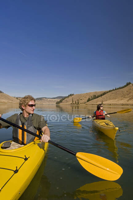 Dois kayakers remando em Trapp Lake, Kamloops, British Columbia, Canadá — Fotografia de Stock