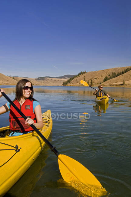 Young couple enjoying sunlight while kayaking on Trapp Lake, Kamloops, British Columbia, Canada — Stock Photo