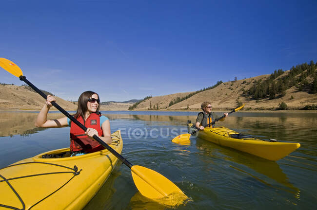 Young couple enjoying sunlight while kayaking on Trapp Lake, Kamloops, British Columbia, Canada — Stock Photo