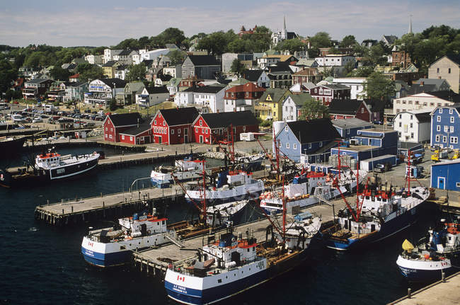 Vista ad alto angolo di barche e case nella città portuale di Lunenburg in Nuova Scozia, Canada — Foto stock