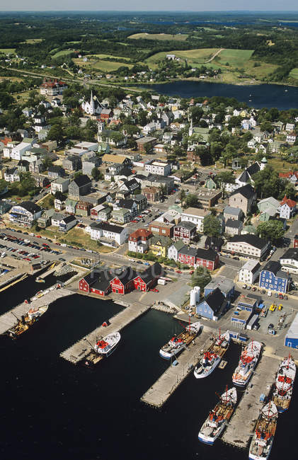 Висока кут зору човнів і будинків у Lunenburg портове місто в провінції Нова Шотландія, Канада — стокове фото