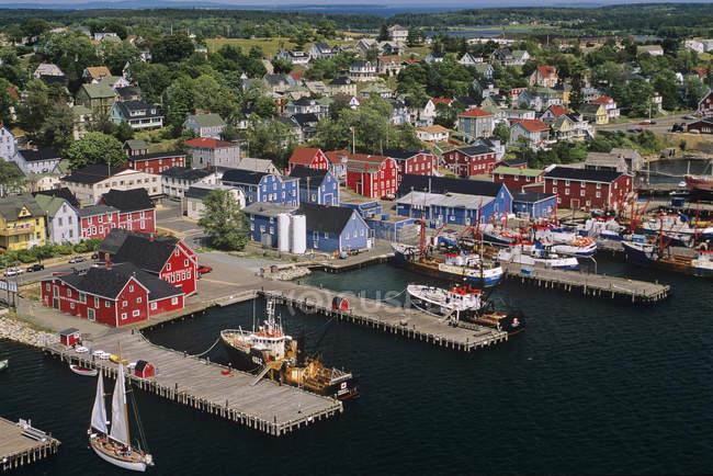 Высокоугольный вид на лодки и дома в портовом городе Лунэпорт в Новой Скотии, Канада — стоковое фото