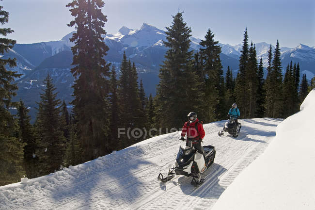 Coppia di cavalieri che fanno strada nelle Alpi Monashees vicino a Valemount, Thompson Okanagan, British Columbia, Canada — Foto stock