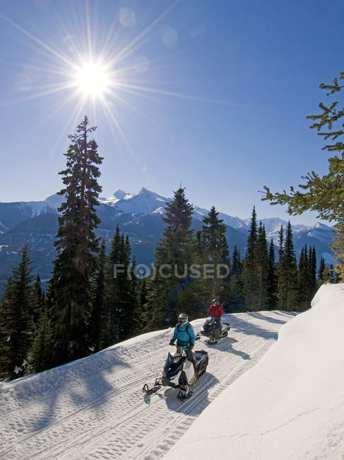 Pair of riders making way in alpine Monashees near Valemount, Thompson Okanagan, British Columbia, Canada — Stock Photo