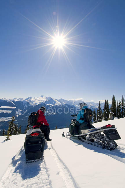 Friends taking break while snowmobiling in Monashees, Thompson Okanagan region, British Columbia, Canada — Stock Photo