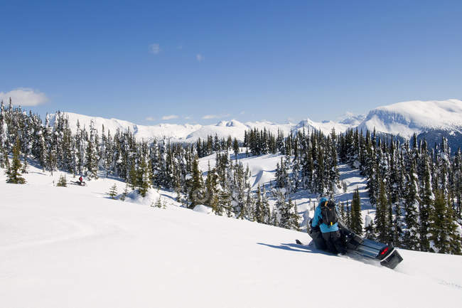 Dois snowmobilers carving tracks em Monashee montanhas perto de Valemount, Thompson Okanagan, Colúmbia Britânica, Canadá — Fotografia de Stock