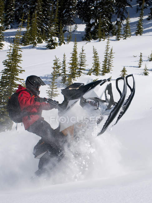 Snowmobiler arejamento na neve, Monashee montanhas, Valemount, Thompson Okanagan, Colúmbia Britânica, Canadá — Fotografia de Stock