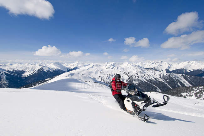 Motoslitta divertirsi tagliando attraverso pendio, montagne Monashee, Valemount, Thompson Okanagan, British Columbia, Canada — Foto stock