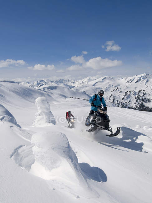 Par de motos de neve explorando picos majestosos de Monashees perto de Valemount, Thompson Okanagan, British Columbia, Canadá — Fotografia de Stock