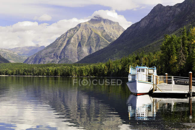 Tour boat attraccato sul lago McDonald, Glacier National Park, Montana, Stati Uniti d'America — Foto stock