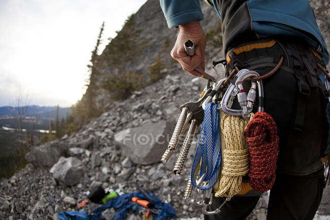 Hombre preparándose para escalar la ruta alpina, Canmore, Alberta, Canadá - foto de stock