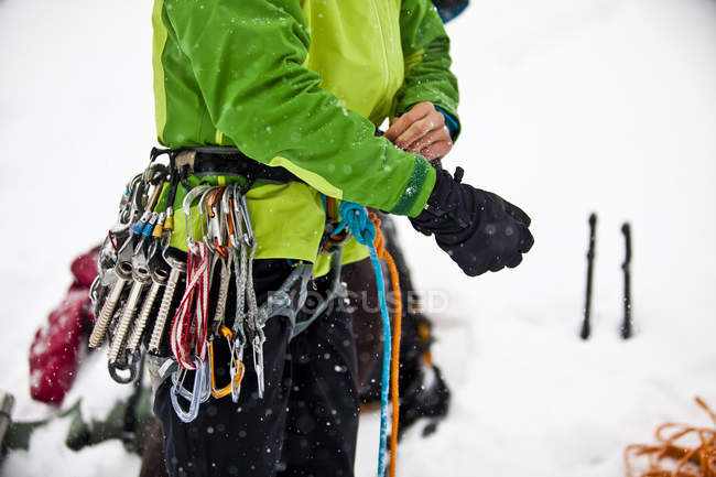Donna pronta a scalare il ghiaccio a Even Thomas Creek, Kananaskis, Alberta, Canada — Foto stock