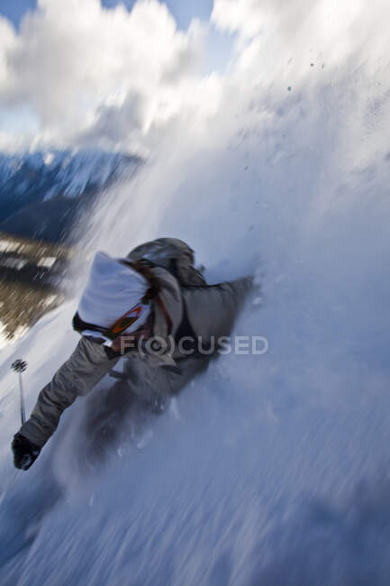 Esquiador masculino cortando polvo girar en las montañas de Kicking Horse Resort, Columbia Británica, Canadá - foto de stock