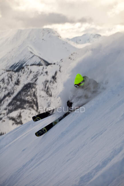Männlicher Skifahrer schlitzt Powder-Drehung in den Bergen des Tretpferd-Resorts, Britisch Columbia, Kanada — Stockfoto