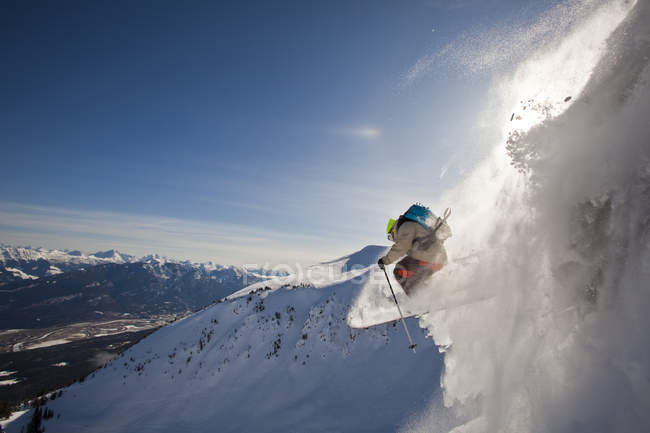 Cliff de ski masculin dans l'arrière-pays de Kicking Horse Resort, Golden, Colombie-Britannique, Canada — Photo de stock