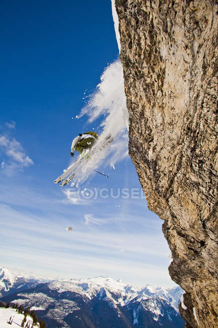 Männliche Skifahrer lüften Klippe in Monascheen, Vernon, britische Kolumbia, Kanada — Stockfoto