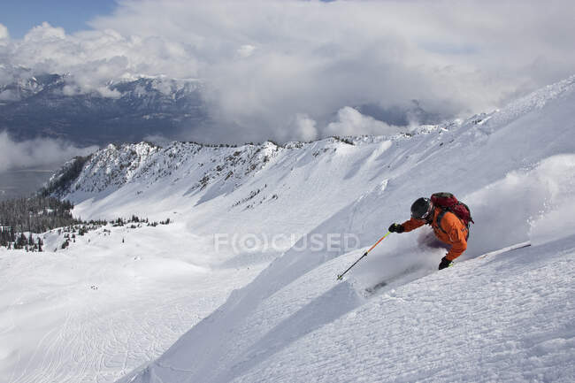 Hombre esquiando en el nevado Kicking Horse Mountain Resort, British Columbia, Canadá. - foto de stock