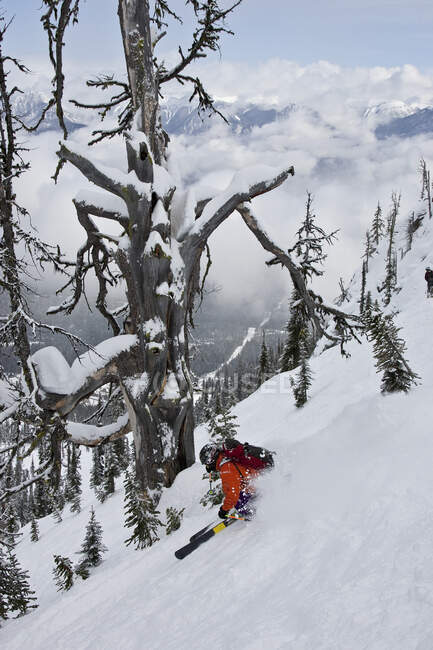 Mann beim Skifahren im schneebedeckten Kicking Horse Mountain Resort, British Columbia, Kanada. — Stockfoto