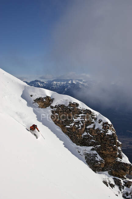 Hombre esquiando en las montañas del Super Bowl, Kicking Horse Mountain Resort, Columbia Británica, Canadá . - foto de stock