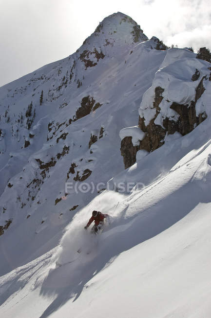 Homme skiant dans les montagnes du Super Bowl, Kicking Horse Mountain Resort, Colombie-Britannique, Canada . — Photo de stock