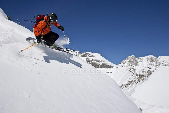 Jeune homme skiant en poudre à la station de ski de Lake Louise, parc national Banff, Alberta, Canada. — Photo de stock