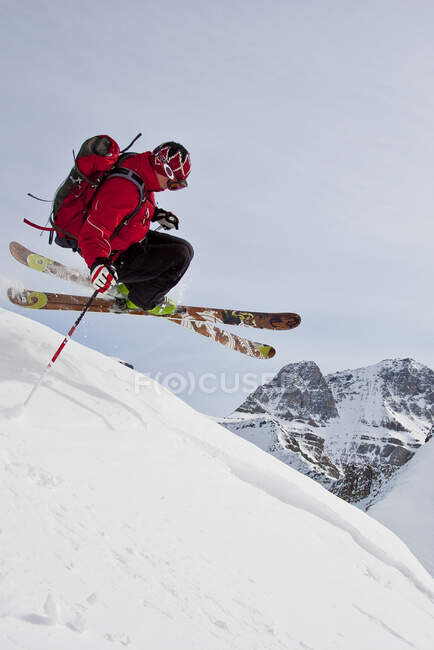 Joven esquiador montando en la nieve en la estación de esquí Lake Louise, Banff National Park, Alberta, Canadá. - foto de stock