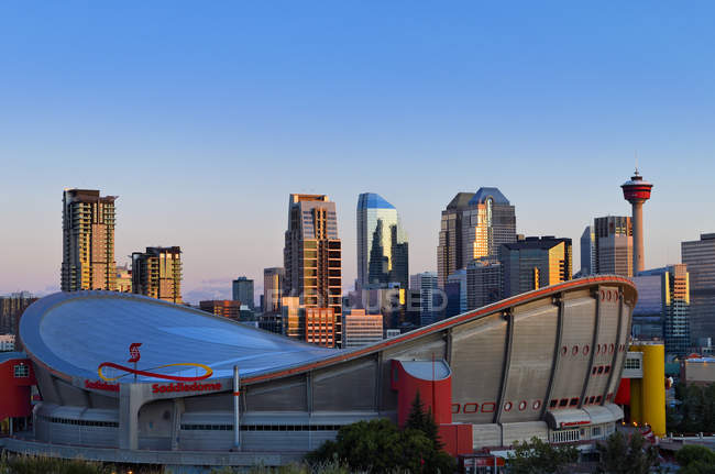 Calgary skyline com torre de Calgary e ScotiaBank Saddledome, Calgary, Alberta, Canadá — Fotografia de Stock