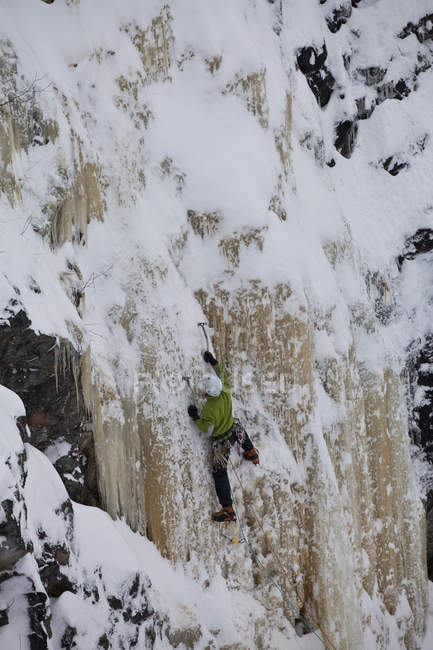 Man climbing ice outside of Sherbrooke, Quebec, Canada — Stock Photo